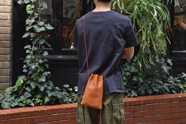 大人のための巾着バッグ。SLOW&CO Bono-draw string shoulder bag 