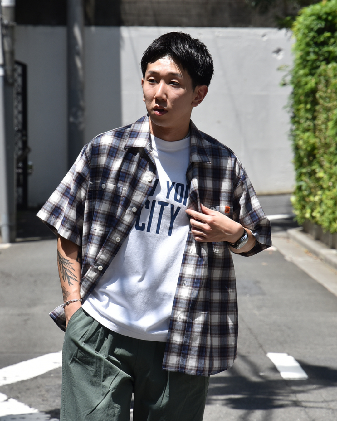 オンブレチェックシャツとニューヨークシティTシャツのコーディネート